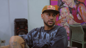 Neymar Jr em bastidores no Santos FC durante gravação de vídeo para seu canal oficial no YouTube.