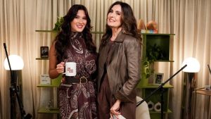 Fátima Bernardes e Beatriz Bonemer juntas em anúncio oficial do novo videocast Cá Entre Nós nas redes sociais.