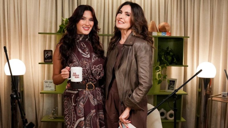 Fátima Bernardes e Beatriz Bonemer juntas em anúncio oficial do novo videocast Cá Entre Nós nas redes sociais.