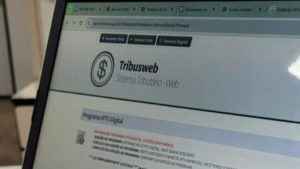 Contribuinte realizando adesão ao IPTU Digital de Santos para garantir desconto de 1% no imposto.