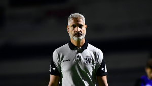 Técnico Rodrigo Santana, da Ponte Preta, gesticulando e observando a partida contra o CRB no Estádio Rei Pelé.