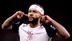 Memphis Depay, atacante e camisa 10 do Corinthians, com expressão concentrada em campo, representando o debate sobre sua permanência e futuro no clube após a Libertadores.