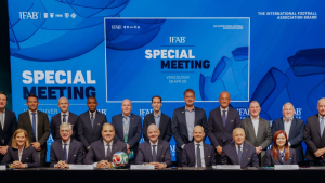 Bandeira do Irã e logotipo da Fifa em destaque sobre mapa do Canadá para a Copa do Mundo de 2026.