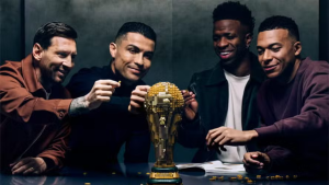 Bonecos Lego de Messi, Cristiano Ronaldo e Mbappé disputando a taça da Copa do Mundo de 2026.
