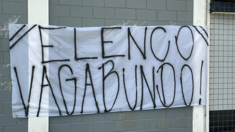 Torcedores organizados do Corinthians realizam protesto em frente ao centro de treinamento do clube.