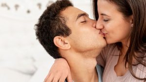 Casal celebrando o Dia do Beijo com demonstração de afeto e carinho em momento romântico especial.