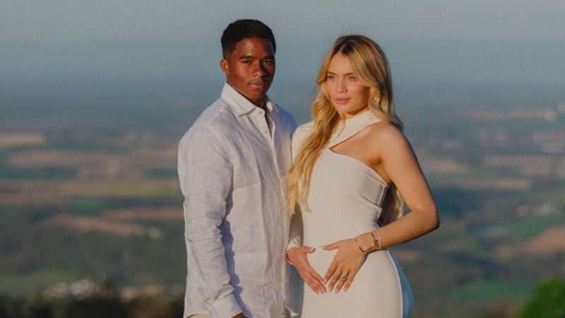 Jogador Endrick e Gabriely Miranda em anúncio oficial da gravidez do primeiro filho nas redes sociais.