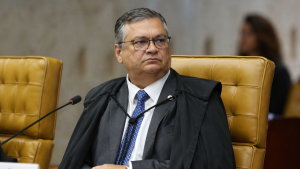 Ministro Flávio Dino do STF em decisão sobre manutenção de prisão de integrante da facção PCC.