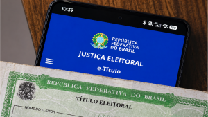 Eleitor consultando situação do título de eleitor para as Eleições 2026 antes do prazo final de 6 de maio.
