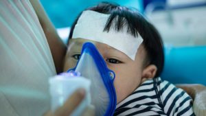 Atendimento médico em hospital devido ao aumento de casos graves de gripe no Brasil em 2026.