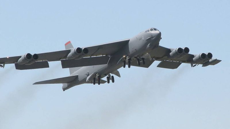 Bombardeiro estratégico B-52 Stratofortress dos EUA em operação aérea na escalada militar contra o Irã.