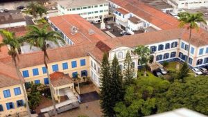 Fachada da Santa Casa de Campinas ilustrando a decisão judicial de suspensão das eleições da Irmandade.