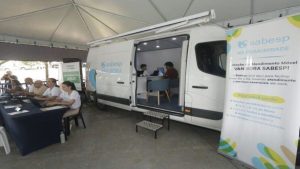 Atendimento do mutirão Sabesp em Santos para inscrição na tarifa social com descontos de até 78%.