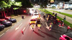 Agente da Emdec em Campinas fiscalizando motorista sem CNH ou com habilitação suspensa em via urbana.