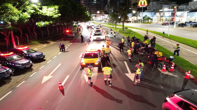 Agente da Emdec em Campinas fiscalizando motorista sem CNH ou com habilitação suspensa em via urbana.