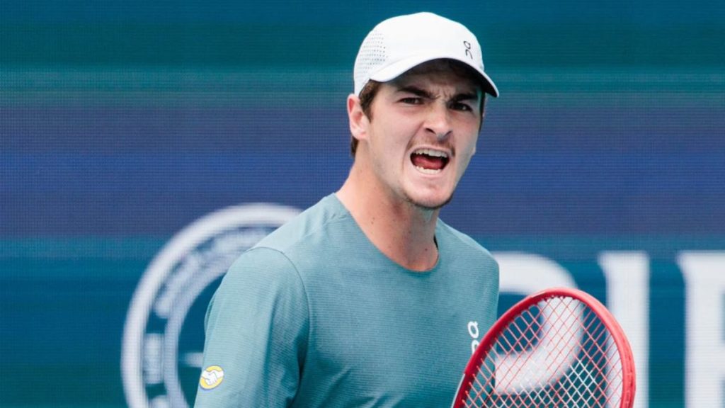 Tenista João Fonseca em ação durante partida contra Alexander Zverev no Masters 1000 de Monte Carlo.