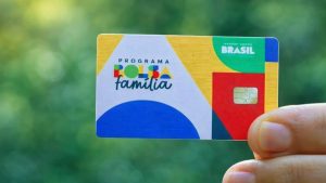 Cartão do programa Bolsa Família em destaque, simbolizando o acesso aos benefícios e o calendário de pagamentos de junho detalhado no texto.
