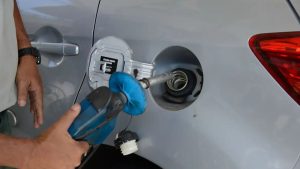 Bomba de combustível em posto brasileiro exibindo redução no preço de gasolina segundo dados recentes da ANP.