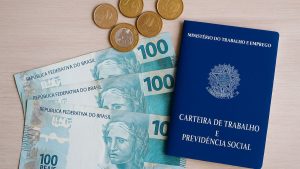 Calendário de abril com destaque no 5º dia útil para pagamento de salário de trabalhadores CLT.