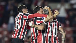 Jogadores do São Paulo celebram vitória contra O'Higgins pela Copa Sul-Americana no estádio MorumBIS.