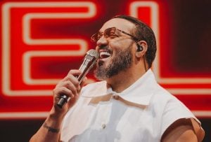 Cantor Belo em show musical sob ordem judicial de bloqueio de cachê por dívida trabalhista em SP e MG.