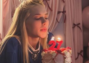 Virginia celebra aniversário de 27 anos em festa surpresa na casa de Vini Jr em Madrid.
