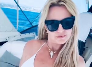 Britney Spears em clínica de reabilitação após internação voluntária e incidentes com entorpecentes.