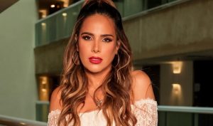 Wanessa Camargo sorridente em registro oficial de anúncio do novo casal.