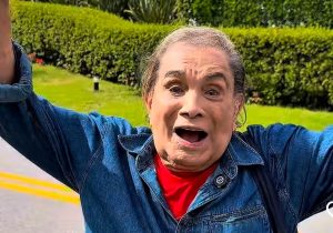 Humorista Dedé Santana sorridente em destaque sobre evento de homenagem na NASA e cinebiografia do artista.