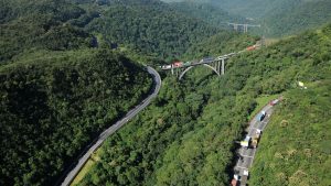 Vista panorâmica do Sistema Anchieta-Imigrantes com sinalização de interdições e manutenção programada.
