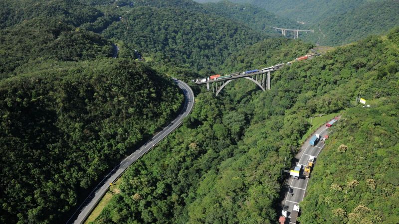 Vista panorâmica do Sistema Anchieta-Imigrantes com sinalização de interdições e manutenção programada.