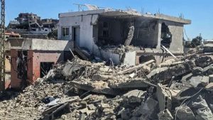 Local de bombardeio israelense em Bint Jbeil, Líbano, onde morreram mãe e filho brasileiros.