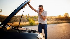 Viagem de carro no Dia das Mães com veículo revisado garantindo segurança e manutenção preventiva em dia.