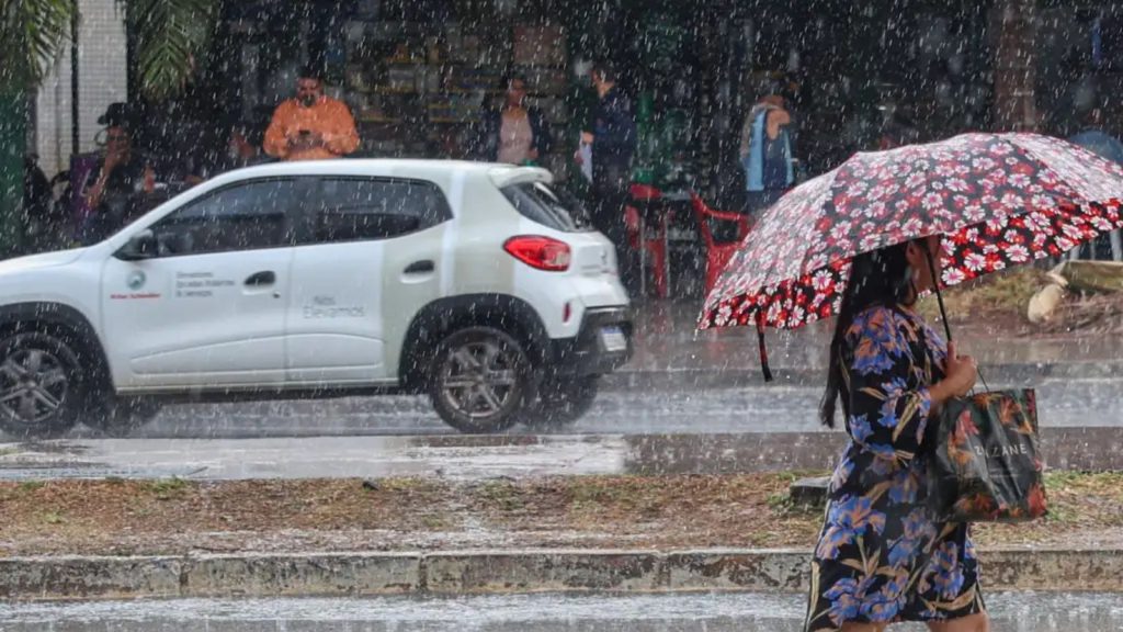 Ruas de Piracicaba sob forte chuva e alerta meteorológico do Inmet para riscos potenciais na região.