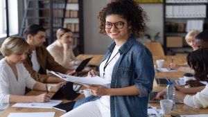 Estudantes em sala de aula de curso gratuito do Senai e Prefeitura de Atibaia para qualificação profissional.