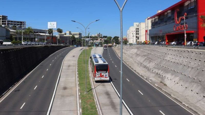 Ônibus do transporte público de Campinas em circulação; tema de votação para prorrogação de concessões na Câmara Municipal.