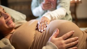 Doula oferecendo suporte físico e emocional a gestante, destacando a regulamentação da profissão pela lei 15.381/26.