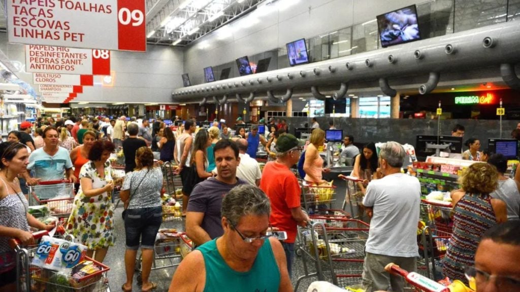Trabalhador analisando calendário de escala 6x1 em meio ao debate sobre redução da jornada de trabalho no Brasil.