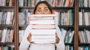 Destaque visual dos novos livros da Editora Intrínseca para os lançamentos do mês de maio.