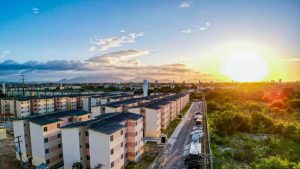 Fachada de imóvel residencial financiado pelo Minha Casa Minha Vida sob novas regras de crédito e renda.