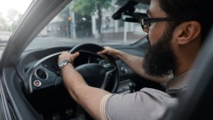 Motorista profissional em treinamento para curso de qualificação em Santos pela plataforma Santos Digital.