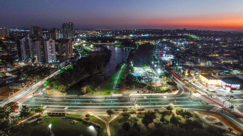 Vista aérea urbana de Indaiatuba destacando pontos turísticos e opções de lazer para programação cultural.