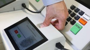 Eleitor em São Paulo acessando portal para regularizar título de eleitor antes do prazo final de 6 de maio.