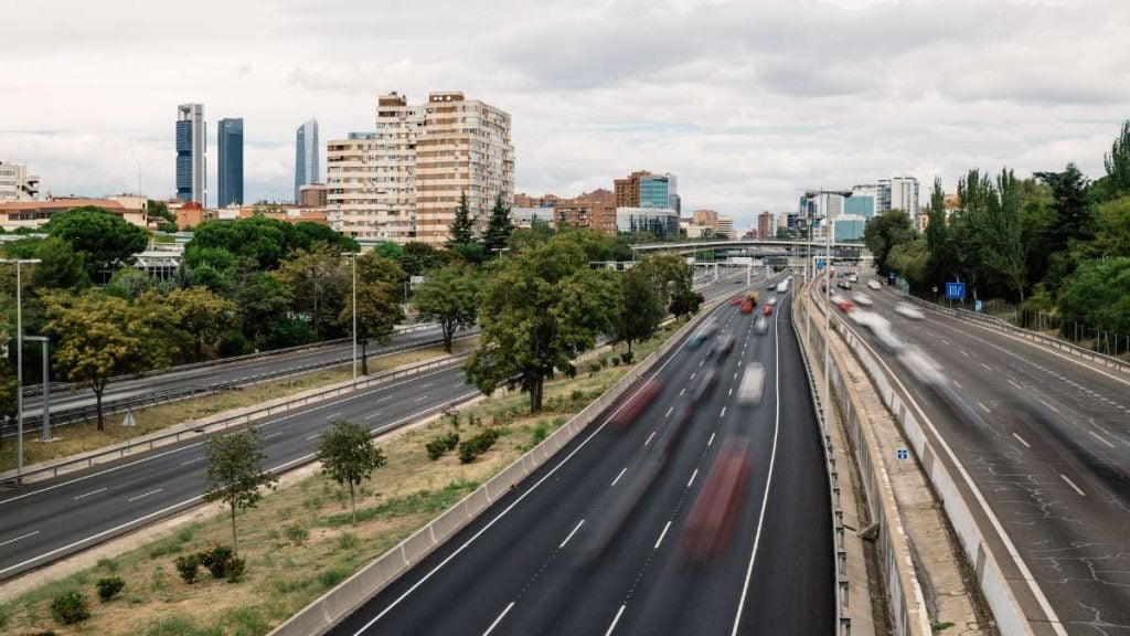 Trânsito rodovias Campinas Feriado: rodovia movimentada com faixas livres e veículos em direção ao centro, vista panorâmica de estradas durante feriado prolongado na região de Campinas.
