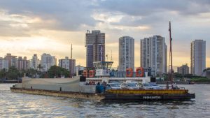 Vista panorâmica da cidade de Santos, destacada como líder em qualidade de vida e progresso social na Baixada Santista pelo ranking IPS Brasil.