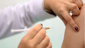 Frasco da vacina Arexvy contra VSR com selo de aprovação da Anvisa para uso em adultos acima de 18 anos.