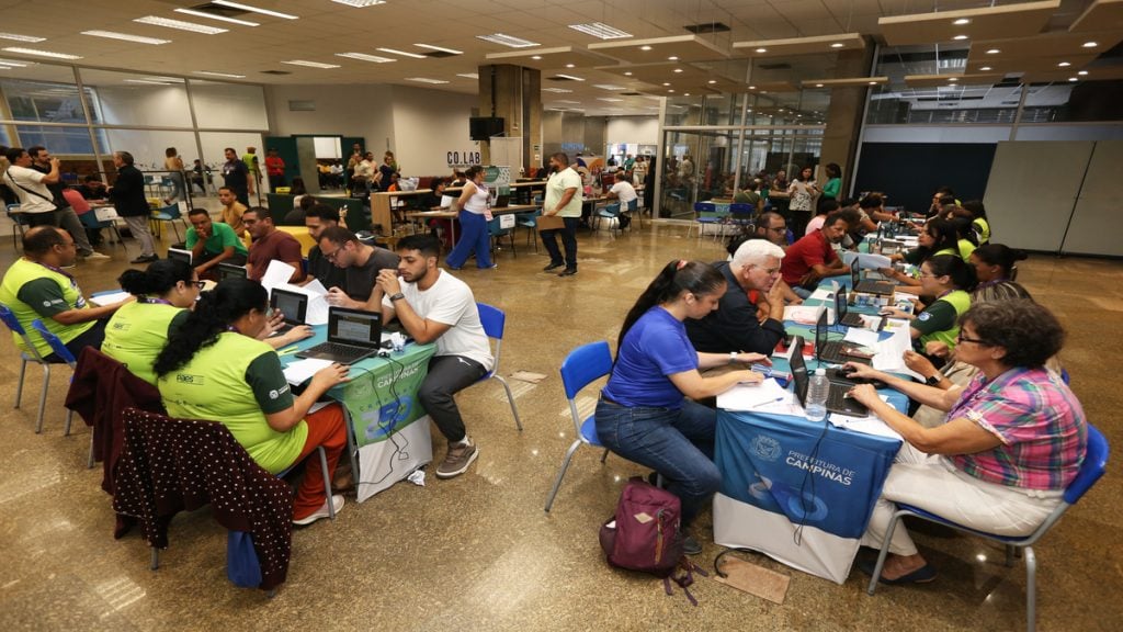 Pessoas em fila para o Feirão de Emprego no Palácio da Cidade em Campinas buscando vagas de trabalho.