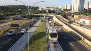 Vista panorâmica da Avenida John Boyd Dunlop em Campinas destacando o fluxo viário e infraestrutura urbana.