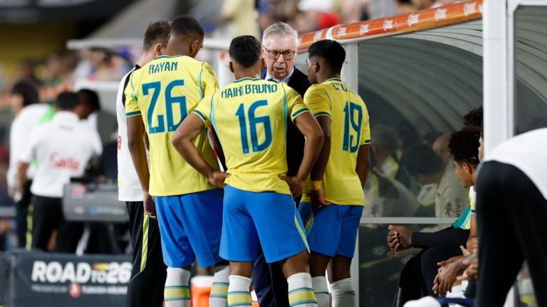 Jogadores de futebol em campo durante partida amistosa, simbolizando a preparação e o bom desempenho das seleções de Marrocos, Escócia e Haiti, adversárias do Brasil na Copa do Mundo de 2026.
