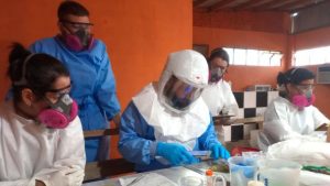Microscopia eletrônica do hantavírus em ambiente laboratorial para diagnóstico de casos confirmados no Paraná.